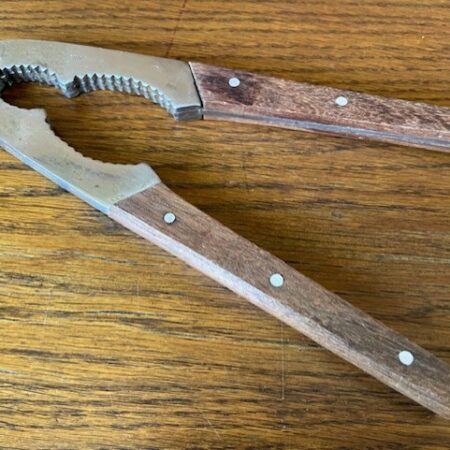 Zware noten en zeevruchten kraker met 2 maten en houten handvatten 1970