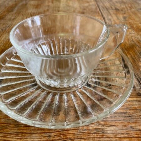 2 kop en schotels met 2 extra koppen van helder persglas jaren 2e kwart 1900