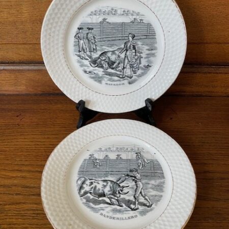 Paar antieke aardewerk borden "Stierengevecht" van Petrus Regout Maastricht 1890-1910