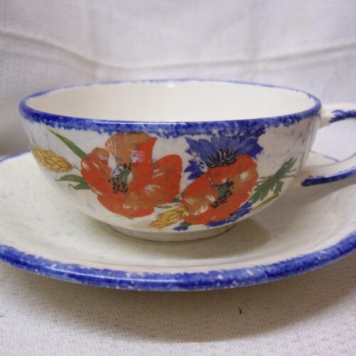 Kop en schotel faience van Torgau Steingut Villeroy en Boch 1930