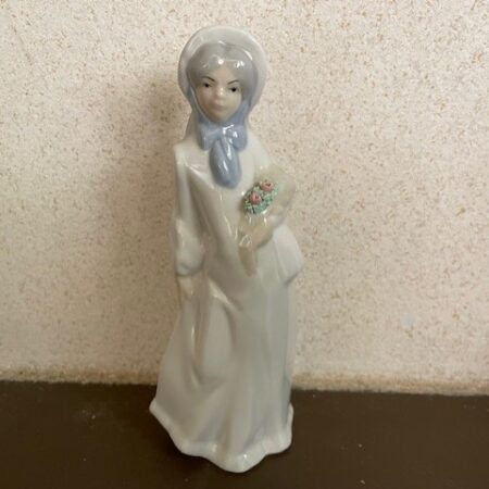 Spaans porseleinen beeldje in Nao/Lladro stijl een meisje met bloemenmandje
