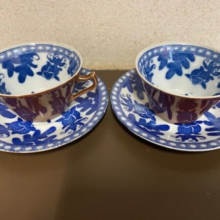 Paar kop en schotels Batavia Brown met Koi Karpers in blauw en bruin Japan rond 1900