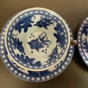 Paar kop en schotels Batavia Brown met Koi Karpers in blauw en bruin Japan rond 1900 - Image 11