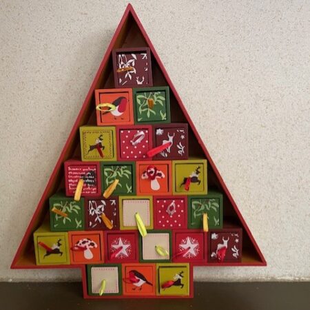 Houten rood groene advents kerstboom met 24 laatjes