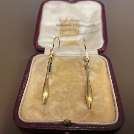 Paar 14 kt. geelgouden pegel oorhangers aan brisures