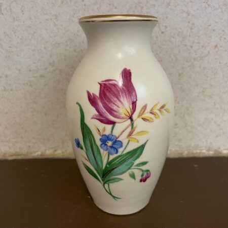 Vaasje van Plazuid Gouda met roze rode tulpen