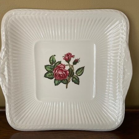 Wedgwood decor Moss Rose vierkante cremekleurige aardewerk koekschaal