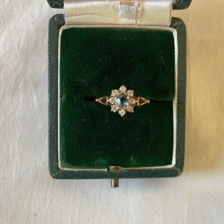 Engelse geelgouden 9 kt. entourage ring met ioliet en zirkonia