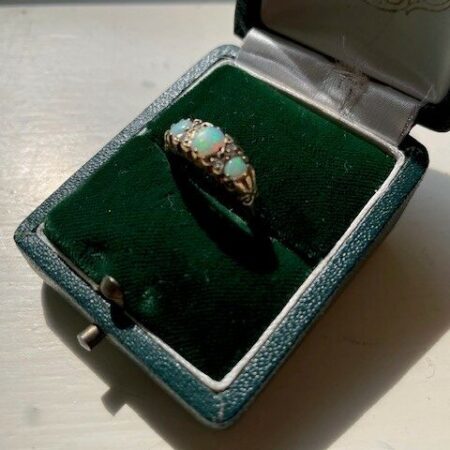 Antieke Engelse 9 kt. geelgouden ring met opaal en briljant geslepen diamant