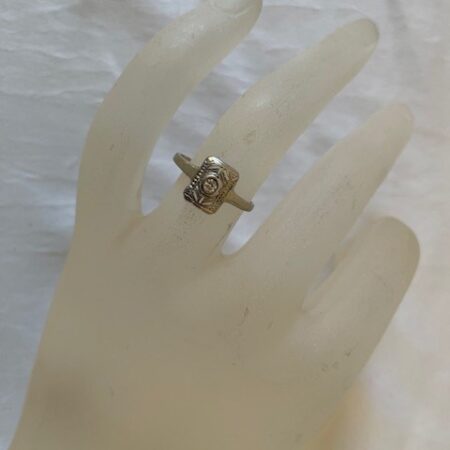 Witgouden 14 kt. ring art-deco stijl met briljant geslepen diamant 0,05 ct.
