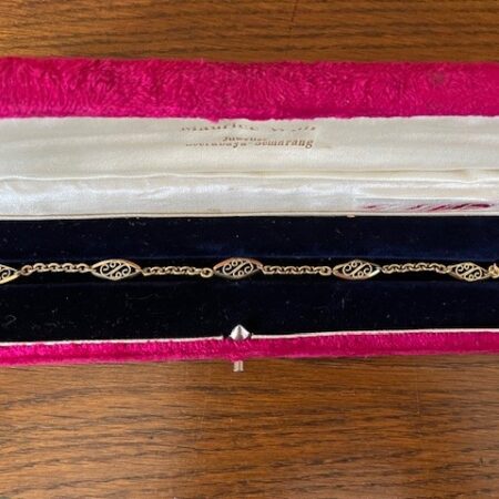 Antieke 18 kt. geelgouden Franse gesigneerde schakel armband in rood fluweel etui