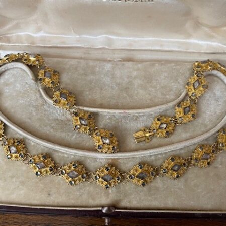 Antiek Nederlands bootjes collier met bergkristal op folie en filigrain in leren etui van Dickhoff & Salm Amsterdam