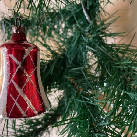 Antieke oude kerstklok met klepel van dun geblazen glas in zilver en rood 1e kwart 1900