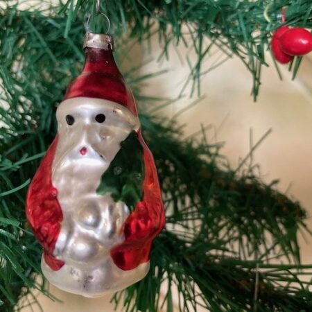 Oude kleine kerstman van dun geblazen glas in zilver, rood en groen midden 1900