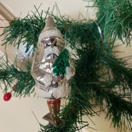 Oude kerstman van dun geblazen glas in zilver op klem of veer midden 1900
