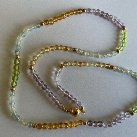 Collier met ronde multi colour toermalijn en 14 kt. geelgouden ronde kralen aan 14 kt. geelgouden bolslot