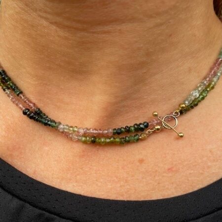 Collier met facet geslepen meerkleuren toermalijn kralen aan antiek 14 kt. geelgouden kapittel stok