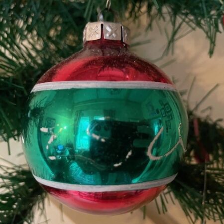 Oude antieke grote kerstbal van dun geblazen glas in knalrood en gifgroen 3e kwart 1900