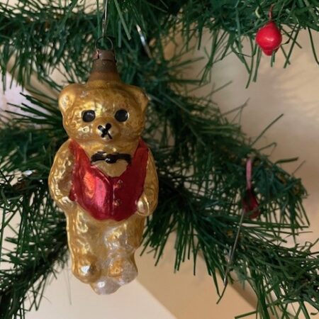 Antieke oude grote teddy beer van dun geblazen glas in geel met rood vest midden 1900