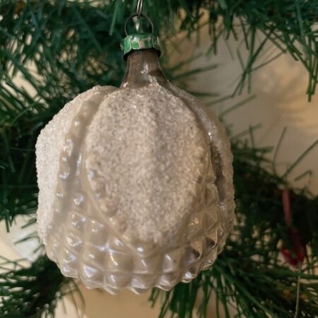 Antieke oude kerstbal een beursje van gediamanteerd dungeblazen glas in zilver met mooi patine 1e kwart 1900
