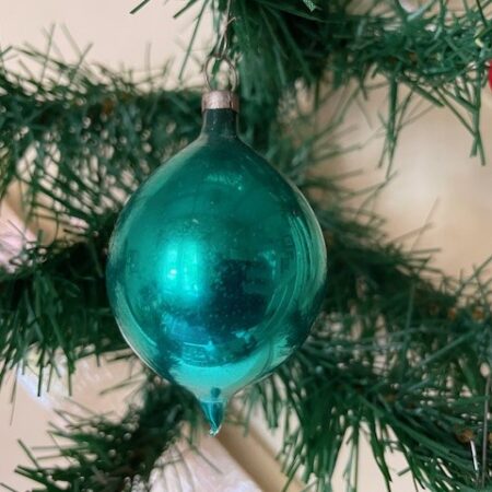 Antieke kleine smaragd groene druppel kerstbal van dun geblazen glas 1e kwart 1900