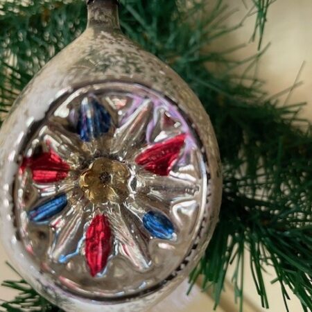 Oude antieke druppel kerstbal van dun geblazen glas in zilver, rood, geel en blauw 1e helft 1900