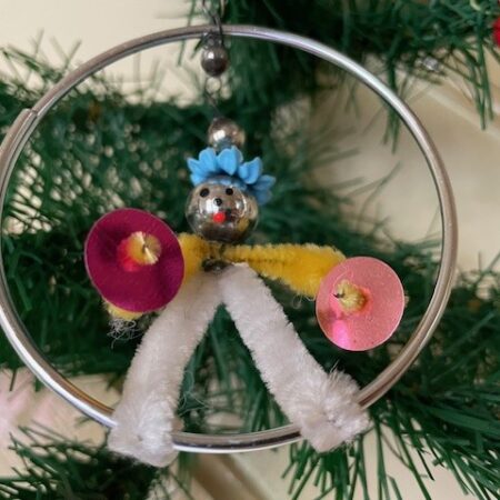 Oude antieke Gablonzer meisjes jongleur van glas, chenille en plastic in geel, wit en blauw