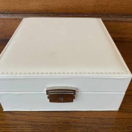 Witte 3 vaks bijouterie of juwelendoos met zwart gevoerd.