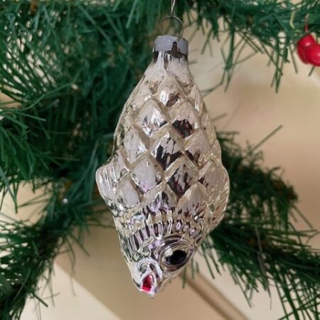 Oude antieke kerstbal een vis van dun geblazen glas in zilver en wit midden 1900