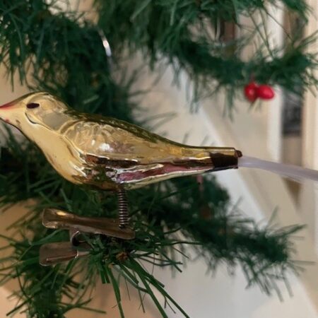 Oude antieke kleine kerstvogel van dun geblazen glas in lichtgeel met roze snavel op klem midden 1900