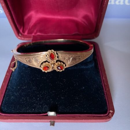 Geelgouden 14 karaat stijve of slaven armband met gravure en carneool