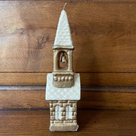 Oude retro kerstkaars een gouden kerk met kerkklok van Gurley 1950-1960