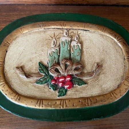Grote kerstdoos van papier mache in goud, groen en rood 3e kwart 1900