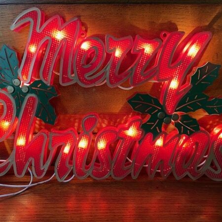 Retro "Merry Christmas" kerstverlichting in rood, groen en goud geverfd plastic