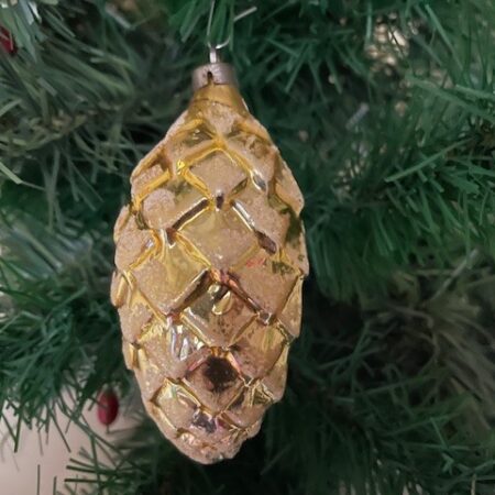 Oude antieke, flinke zacht gouden dennenappel van dun geblazen glas 1e helft 1900