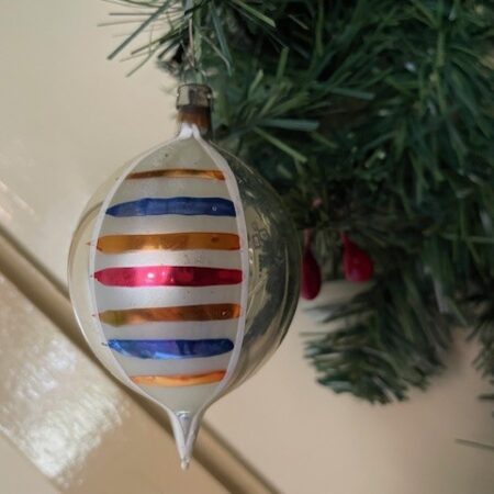 Oude antieke druppel kerstbal van dun geblazen glas in zilver met rood, blauw en goud 1e helft 1900