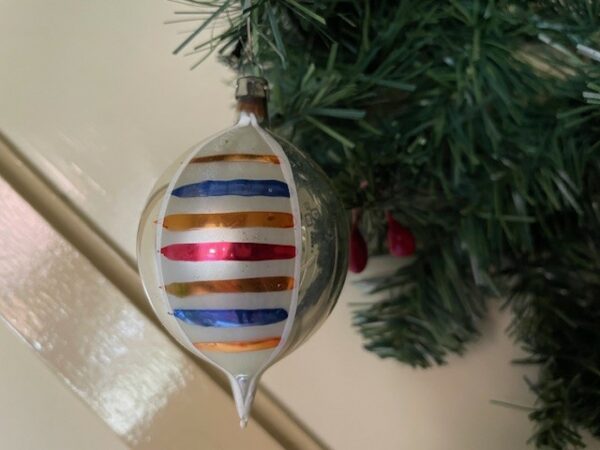 Oude antieke druppel kerstbal van dun geblazen glas in zilver met rood, blauw en goud 1e helft 1900