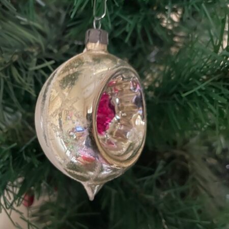 Antieke oude druppel kerstbal van dun geblazen glas in zilver met hardroze 1e helft 1900