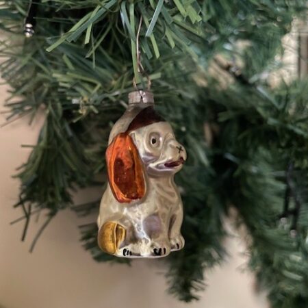 Oude antieke kerstbal een hond met flaporen van dun geblazen glas in zilver, bruin en goud
