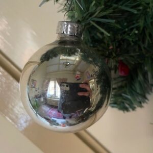 Kerstbal van dun geblazen glas in zilver met tekst "stille nacht" in wolk jaren 1950 - Afbeelding 5