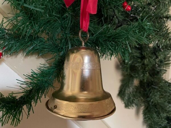 Oude kerstklok een muziekdoos van aluminium in goudkleur Japan 1960