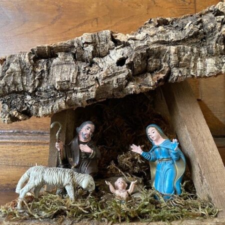 Oude antieke mini kerststal met 4 figuren van early plastic 1960