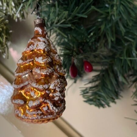 Oude antieke kerstbal een kerstboom in goud koperen tint midden 19e eeuw