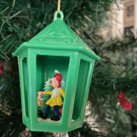 Oude retro plastic, grasgroene diorama  lantaarn met gnoom of Kerst kabouter