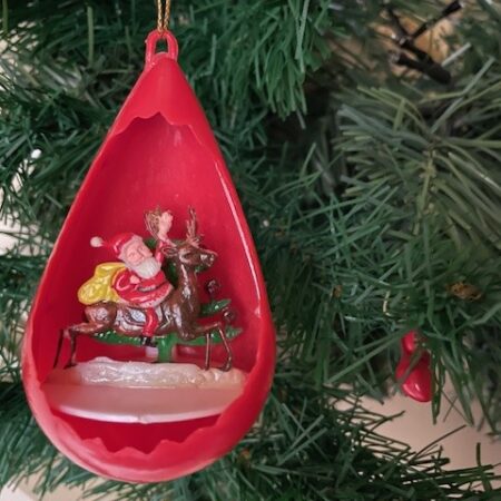 Knallend rode retro fifty's diorama kerstbal van plastic 1950-1960