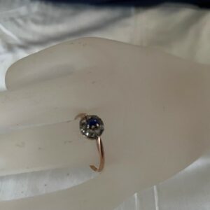 Antieke rosegoud en zilveren ring met oud slijpsel diamant en ovale cabuchon geslepen saffier gezet in zilver 19e eeuw - Image 3