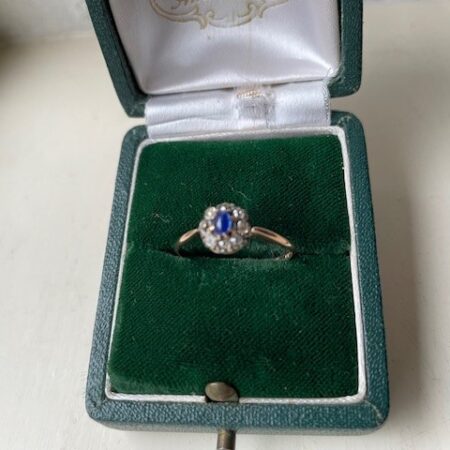 Antieke rosegoud en zilveren ring met oud slijpsel diamant en ovale cabuchon geslepen saffier gezet in zilver 19e eeuw