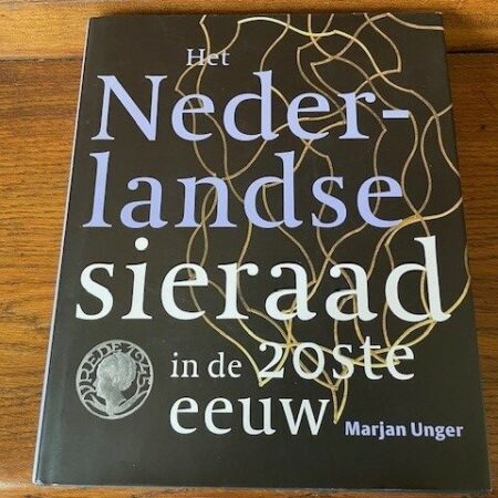 Boek het Nederlandse Sieraad in de 20e eeuw van Marjan Unger