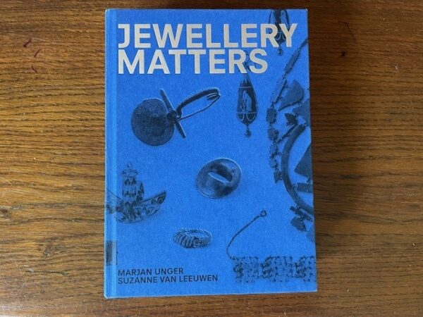 Juwelen naslagwerk Jewelry Matters van Suzanne van Leeuwen en Marjan Unger