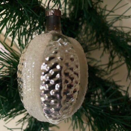 Antieke oude kerstbal een gebande braam van dun geblazen glas in zilver 1e helft 1900